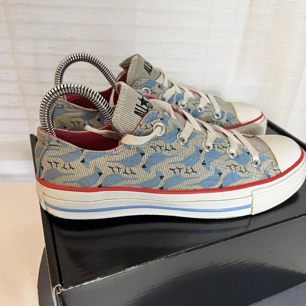 Converse Chuck Taylor’s Low Top Sneakers Womens Size 6 Blue Birds Cardinal Shoes